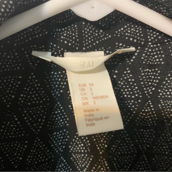 H&M Button-Down Collared Black and White Geometric Print Tank Blouse. Size 2 - Picture 7 of 13